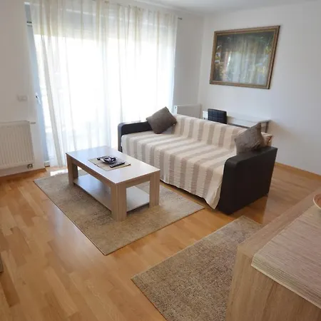 Dina 52 * Rovinj