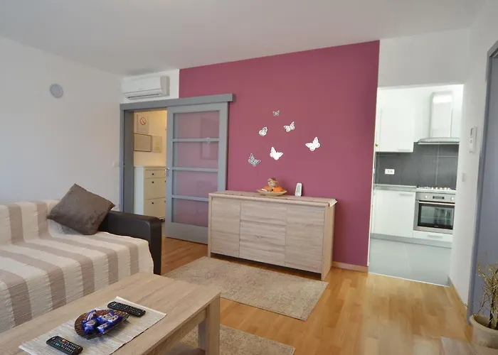 Dina 52 Апартаменты Ровинь