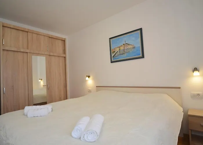 Dina 52 * Rovinj